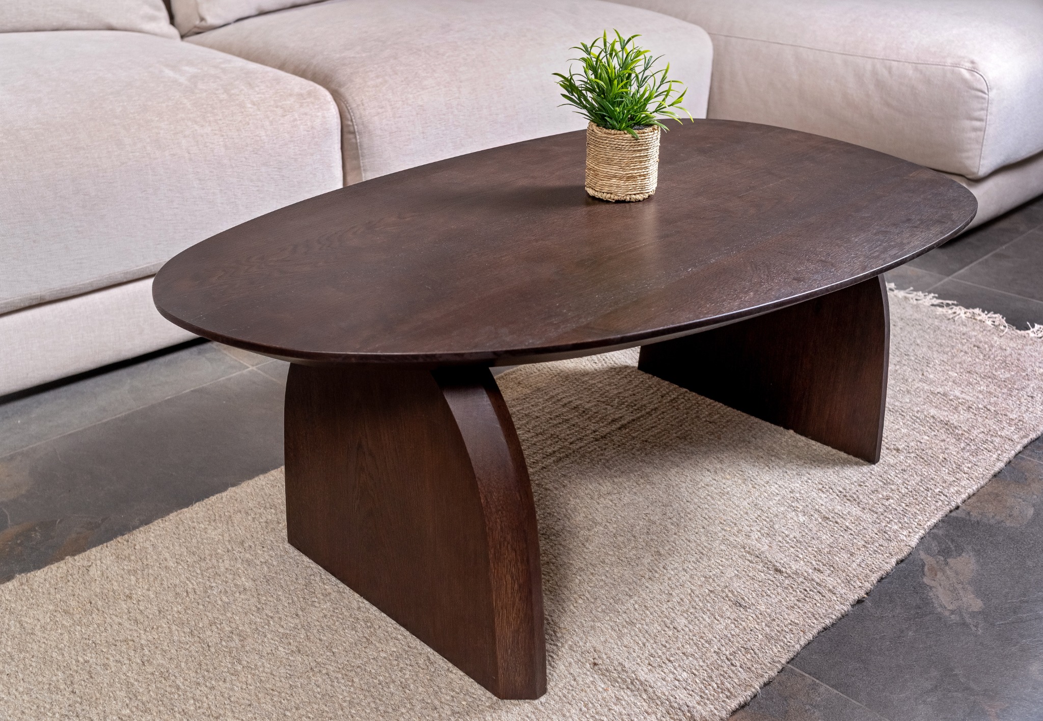 Donker afgewerkte massief eiken salontafel